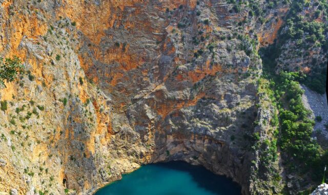 The red cliffs of Red Lake seen from the rim above the water